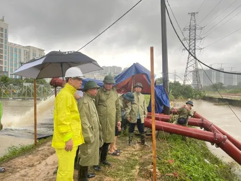Phó Chủ tịch UBND thành phố Hà Nội Nguyễn Mạnh Quyền kiểm tra hiện trường, chỉ đạo tập trung cao độ ứng phó mưa, lũ