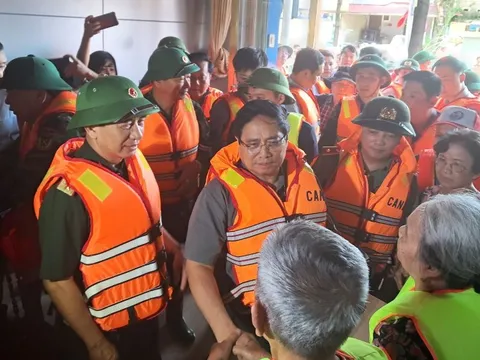 Thủ tướng tới Thái Nguyên thăm hỏi người dân, chỉ đạo khắc phục hậu quả mưa lũ