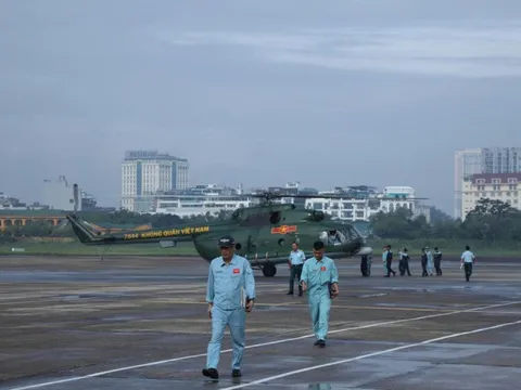 Quân đội điều trực thăng vận chuyển 8 tấn hàng cứu trợ tới người dân Lạng Sơn