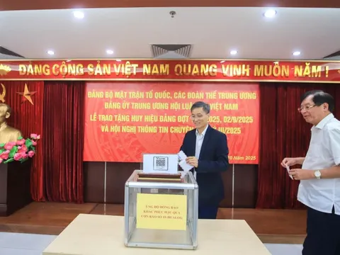 Hội Luật gia Việt Nam ủng hộ đồng bào vùng bão lũ, trao tặng huy hiệu Đảng cho đảng viên ưu tú