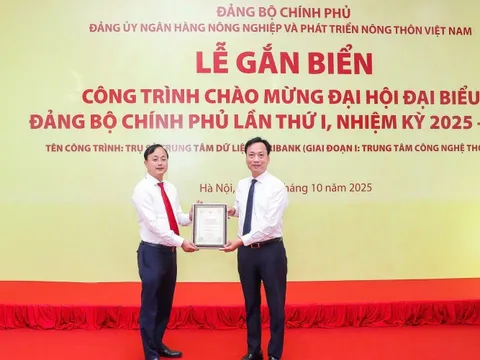 Agribank gắn biển công trình Trung tâm dữ liệu chào mừng Đại hội Đảng bộ Chính phủ
