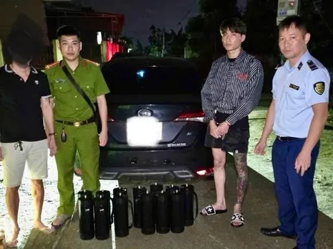 Bắt đối tượng, thu giữ 13 bình khí cười vận chuyển sang "đất Mỏ" để tiêu thụ