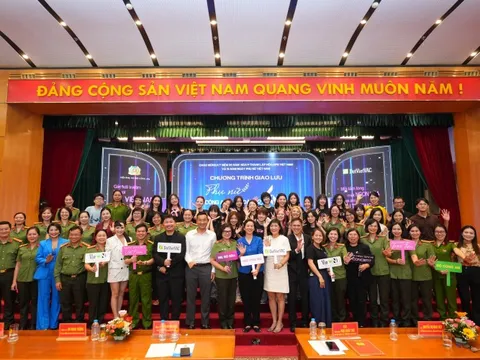 Lực lượng nữ Công an Nhân dân cùng các nghệ sĩ 'Vũ trụ Say Hi' chung tay khắc phục hậu quả bão lũ