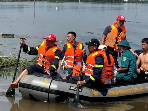 Công an Thành phố tổ chức hỗ trợ người dân xã Trung Giã khắc phục hậu quả mưa lũ