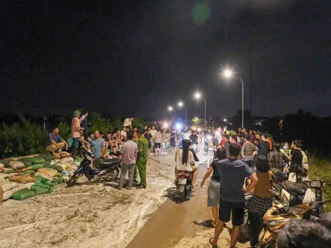Lũ sông Cầu đạt đỉnh, hàng nghìn người vật lộn từ sáng đến đêm gia cố đê ở Bắc Ninh