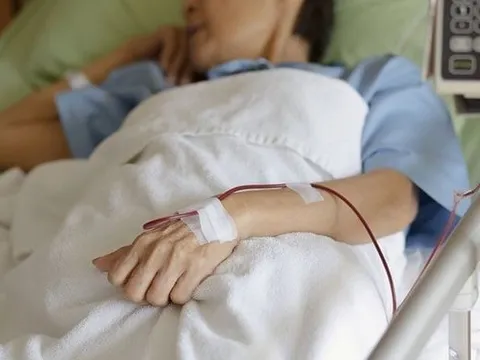 Người phụ nữ 61 tuổi bất tỉnh 10 ngày sau khi ăn xúc xích
