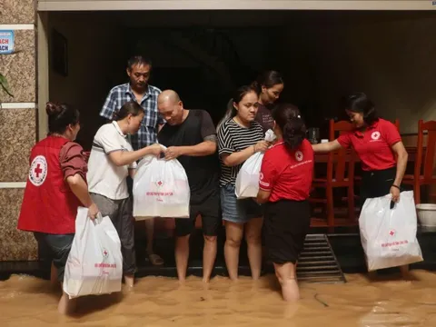 Hội Chữ thập đỏ triển khai đợt cứu trợ khẩn cấp quy mô lớn, hỗ trợ người dân 10 tỉnh