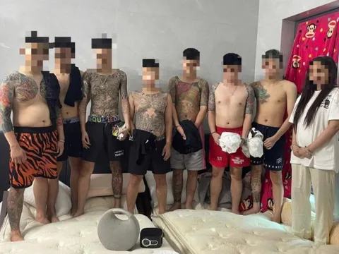 Phát hiện 1 cô gái và 7 nam thanh niên “bay lắc” trong nhà nghỉ