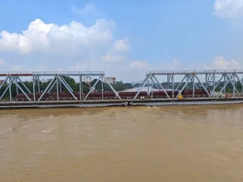 Điều tàu hàng 300 tấn giữ cầu sông Thương trước lũ dữ