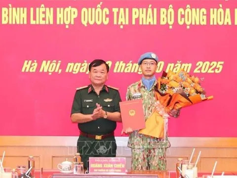 Trao quyết định cho sĩ quan đi làm nhiệm vụ gìn giữ hòa bình tại Nam Sudan