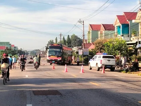 Xe khách giường nằm tông xe máy, cặp vợ chồng tử vong thương tâm