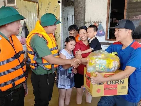 Lãnh đạo Công an Hà Nội kiểm tra, động viên cán bộ chiến sĩ hỗ trợ nhân dân vùng lũ