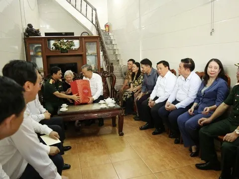 Tổng Bí thư Tô Lâm thăm, tặng quà Mẹ Việt Nam Anh hùng tại Nghệ An