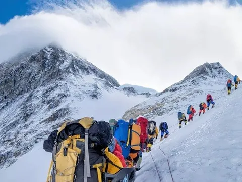 Giải cứu hơn 800 người khỏi đỉnh Everest