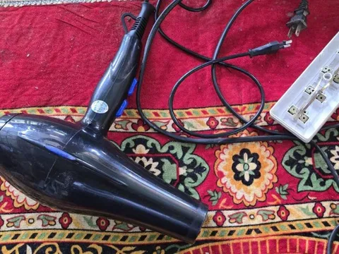 Bé gái 10 tuổi bị điện giật tử vong khi đang sấy tóc