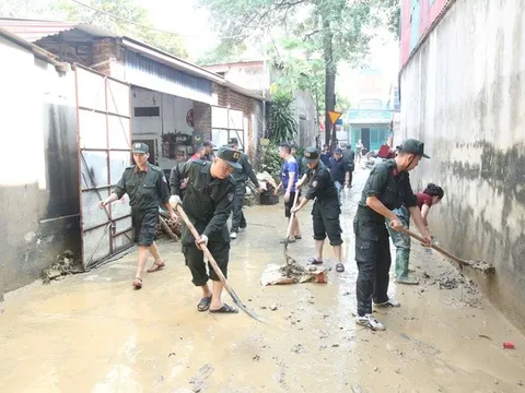 Công an Hà Nội tổng lực giúp người dân xã Trung Giã khắc phục hậu quả bão số 11