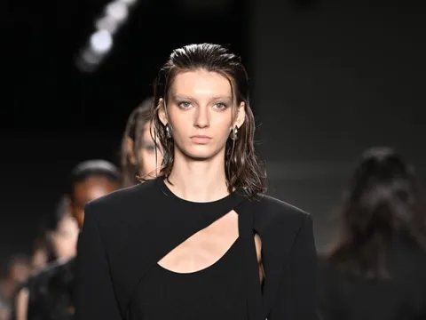 Ngắm trọn bộ sưu tập công sở Việt táo bạo với những đường cut-out gây ngỡ ngàng