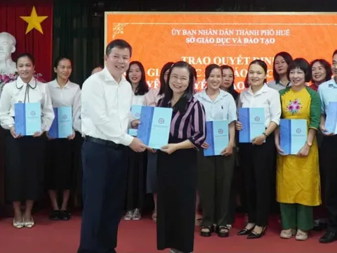 Huế công bố quyết định thuyên chuyển 56 cán bộ, giáo viên các cấp học
