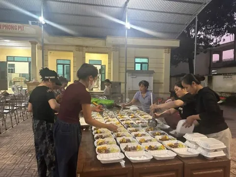 Hội LHPN xã Trung Giã hỗ trợ các hộ dân khắc phục ảnh hưởng bão lũ