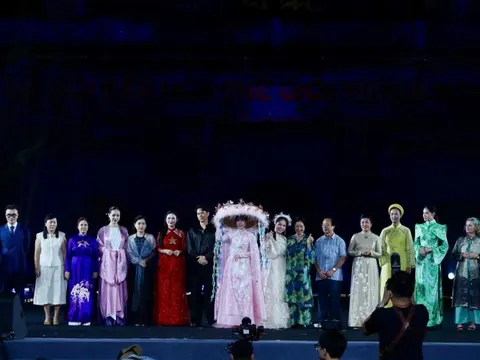 Đấu giá quyên góp 2,5 tỷ đồng ủng hộ đồng bào vùng lũ tại Lễ hội Văn hóa Thế giới lần thứ I