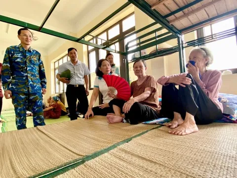 Hội LHPN Hà Nội và Sư đoàn Phòng không 361 chia sẻ khó khăn với người dân bị ảnh hưởng bởi bão lũ