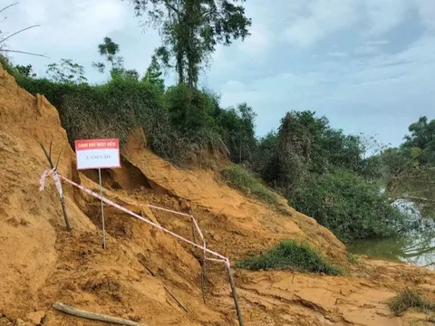 Bờ sông Ngàn Sâu sạt lở, phát lộ quả bom nặng gần 200kg