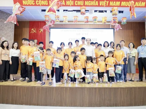 Lãnh đạo Sở Y tế thăm, tặng quà trung thu cho các em thiếu nhi