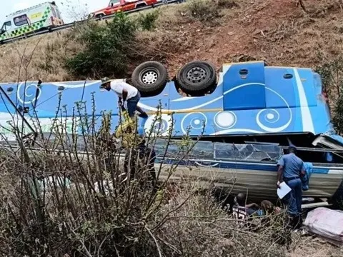 Xe buýt mất lái lao khỏi đường rồi lật ngửa, 42 người tử vong