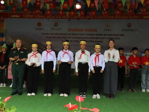 Tuyên truyền phòng tránh tai nạn bom mìn cho gần 2.000 học sinh vùng biên