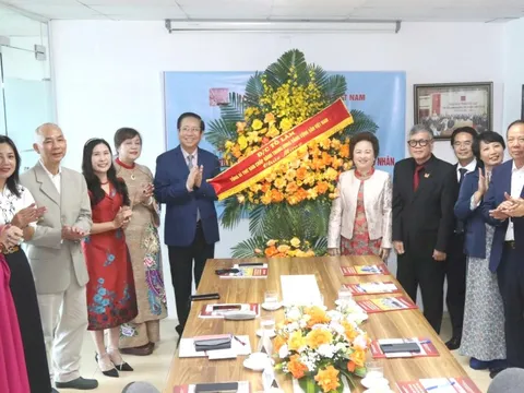 Tổng Bí thư Tô Lâm tặng hoa chúc mừng Hội Doanh nhân Tư nhân Việt Nam