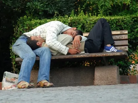Bí ẩn ngôi làng kỳ lạ, người dân ngủ gật bất kể lúc nào