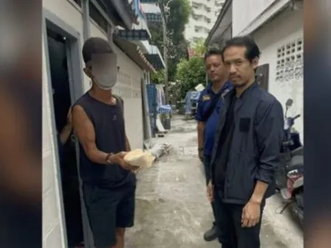 Đang đi đường, người đàn ông sốc nặng khi nhặt được túi tiền mặt hơn 182 triệu đồng