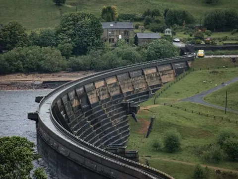 Bé gái 13 tuổi tự tử sau khi lừa bố đưa tới hồ chứa nước