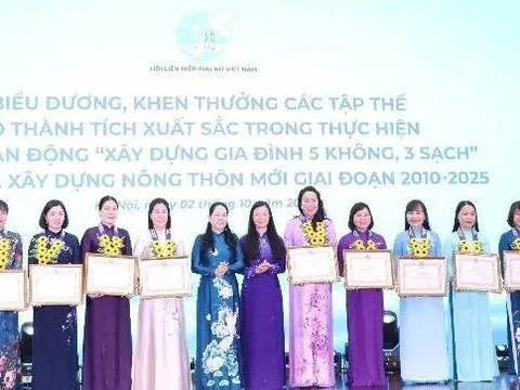 Hội LHPN Hà Nội vinh dự nhận khen thưởng 15 năm thực hiện cuộc vận động “Xây dựng gia đình 5 không, 3 sạch“