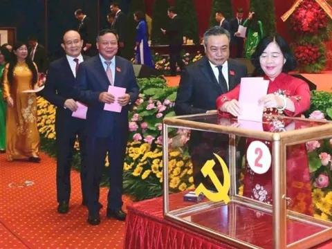 Đồng chí Bùi Thị Minh Hoài, Ủy viên Bộ Chính trị, Bí thư Thành ủy Hà Nội khóa XVII trúng cử với số phiếu cao nhất 99,27%