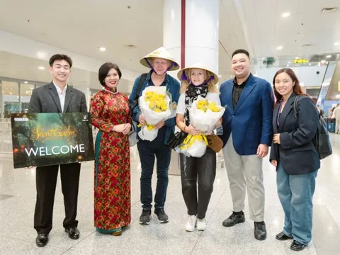 Thành viên Secret Garden thích thú khi được tặng nón lá vẽ tay ở sân bay Việt Nam