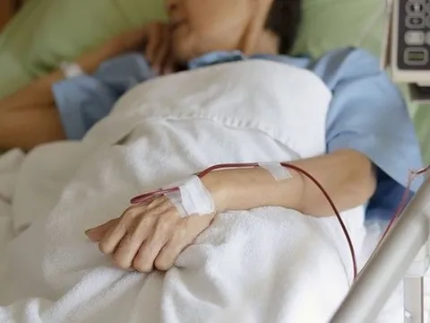 Người phụ nữ 20 tuổi bị viêm thận vì làm việc giới trẻ ưa thích