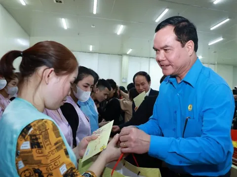 Công đoàn hỗ trợ người lao động khó khăn 1,3 triệu đồng dịp Tết Bính Ngọ