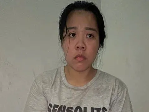 Hành vi mờ ám của người phụ nữ trong phòng của vợ chồng hàng xóm