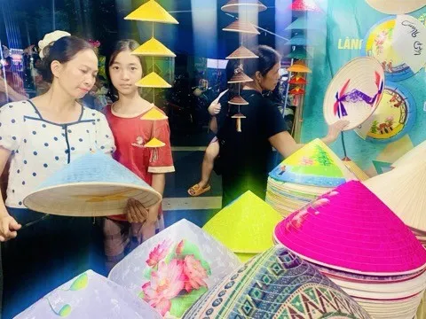 Hàng nghìn người dân tham gia triển lãm giao thương kết nối các sản phẩm OCOP, làng nghề xã Thạch Thất