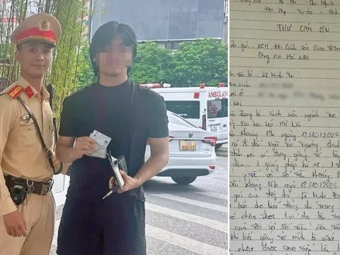 Hà Nội: Cảnh sát giao thông trao trả ví tiền và giấy tờ cho người dân đánh rơi trên đường Giải Phóng