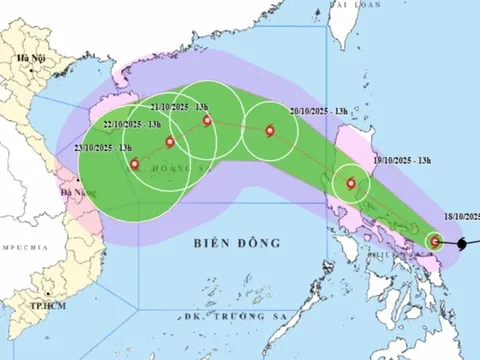 Bão số 12 di chuyển nhanh vào Biển Đông, đột ngột ngoặt hướng