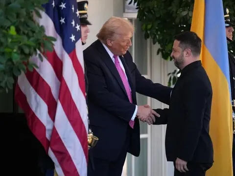 Gặp lần thứ 3 ở Nhà Trắng, ông Trump khen áo khoác của ông Zelensky