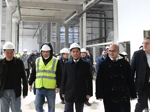 Phó Thủ tướng Bùi Thanh Sơn thăm nhà máy sữa tươi của Tập đoàn TH tại Nga