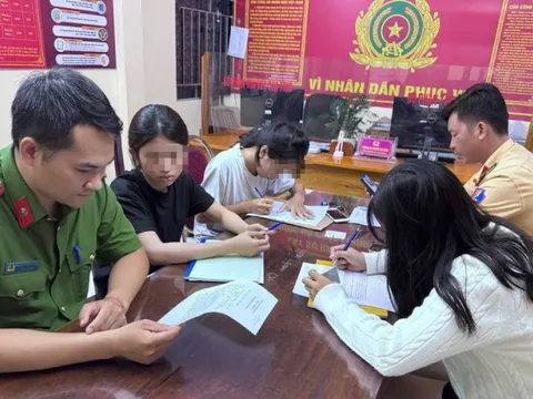 Xử lý 2 nữ sinh không đội mũ bảo hiểm, người sau xe ngồi quay ngược lại