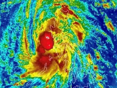 Bão Fengshen tăng cấp có hướng đi "dị thường"