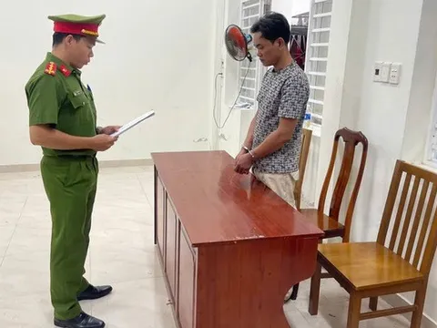 Bắt người đàn ông tạt xăng, dọa thiêu sống bạn trai của vợ