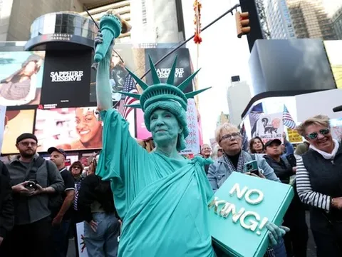 Biểu tình phản đối chính sách của ông Trump nổ ra khắp nước Mỹ