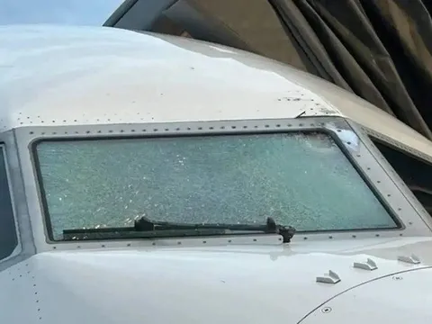 Phi công bị thương khi va phải vật thể bí ẩn trên độ cao 10.000 m