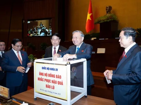 Đại biểu Quốc hội ủng hộ đồng bào khắc phục hậu quả mưa bão